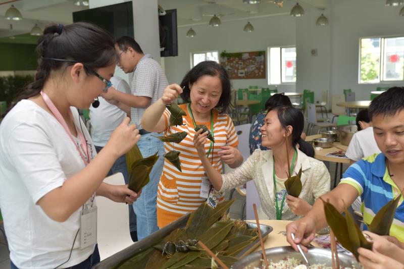 趣购彩welcome登录生物开展“端午佳节，欢乐包棕子”活动